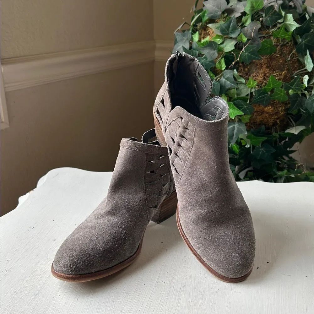 Vince Camuto Taupe Suede Ankle Booties Women’s 8M